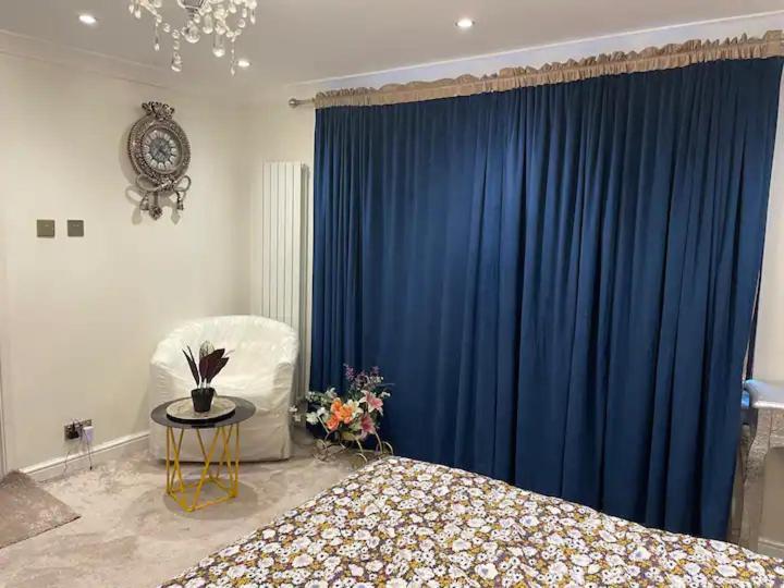 Beautiful Place To Live Near Heathrow Windsor Legoland & Free Parking Onsite Burnham  Extérieur photo